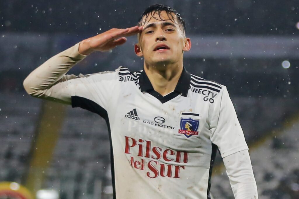 Pablo Solari celebrando un gol con la camiseta de Colo-Colo.