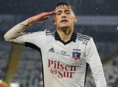 Pablo Solari celebrando un gol con la camiseta de Colo-Colo.