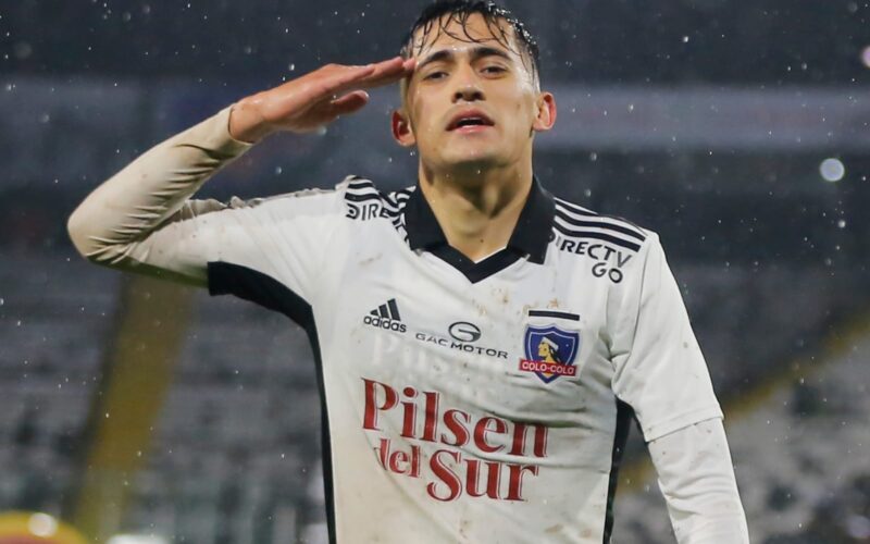 Pablo Solari celebrando un gol con la camiseta de Colo-Colo.