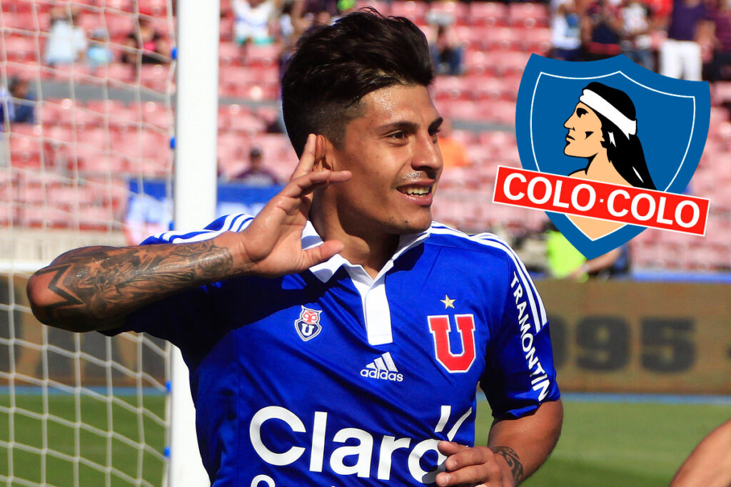 Primer plano de Patricio Rubio con camiseta de Universidad de Chile, junto al escudo de Colo-Colo.