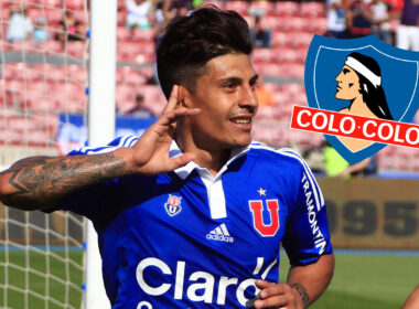 Primer plano de Patricio Rubio con camiseta de Universidad de Chile, junto al escudo de Colo-Colo.