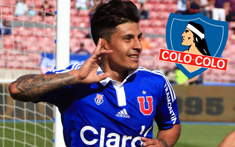 Primer plano de Patricio Rubio con camiseta de Universidad de Chile, junto al escudo de Colo-Colo.