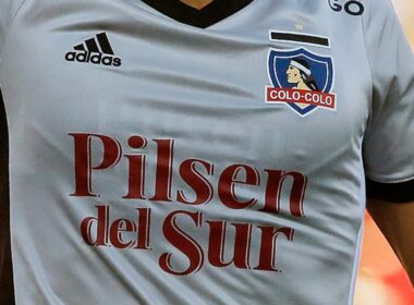 Camiseta de Colo-Colo con Pilsen del Sur.