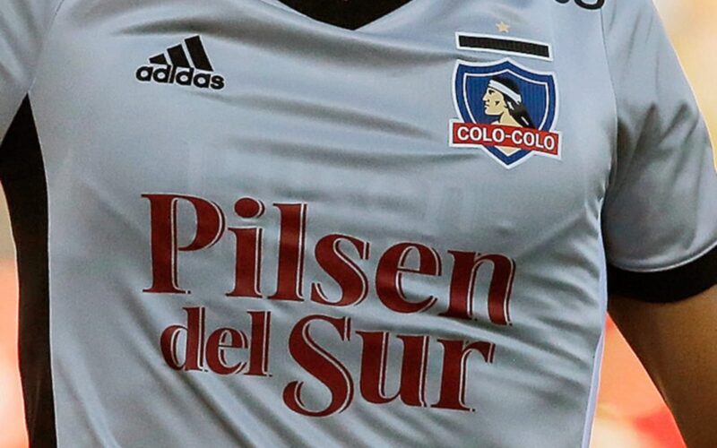 Camiseta de Colo-Colo con Pilsen del Sur.