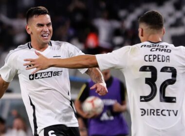 Sebastián Vegas y Lucas Cepeda celebrando el gol del defensor contra Deportes Limache.