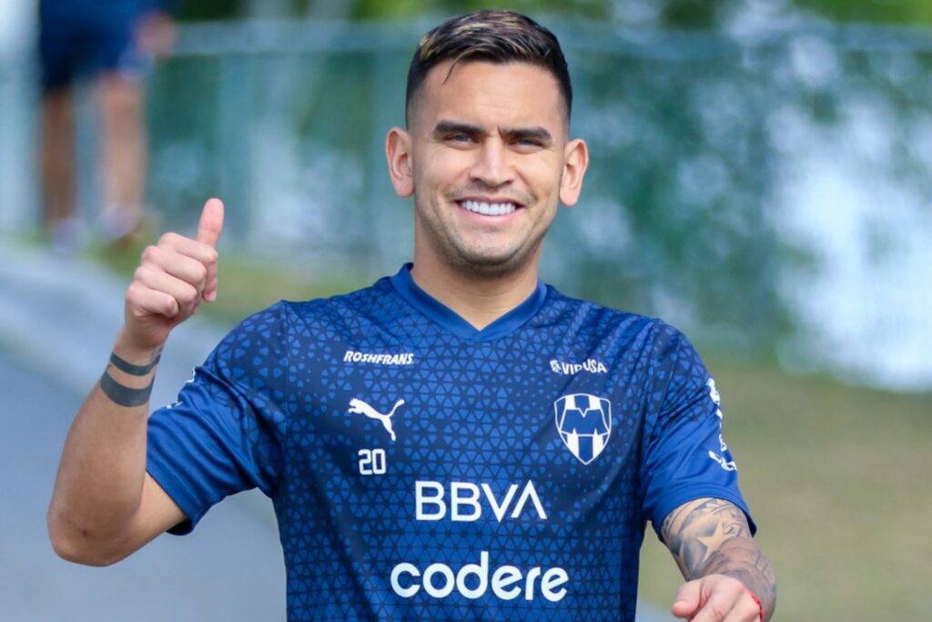 Sebastián Vegas con un pulgar arriba y con la camiseta del Monterrey.