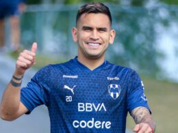 Sebastián Vegas con un pulgar arriba y con la camiseta del Monterrey.