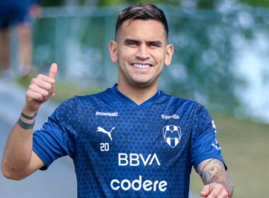 Sebastián Vegas con un pulgar arriba y con la camiseta del Monterrey.