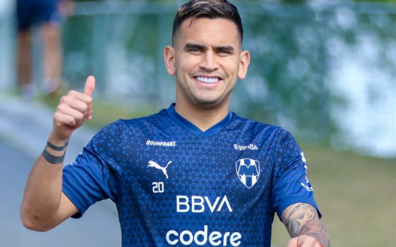 Sebastián Vegas con un pulgar arriba y con la camiseta del Monterrey.