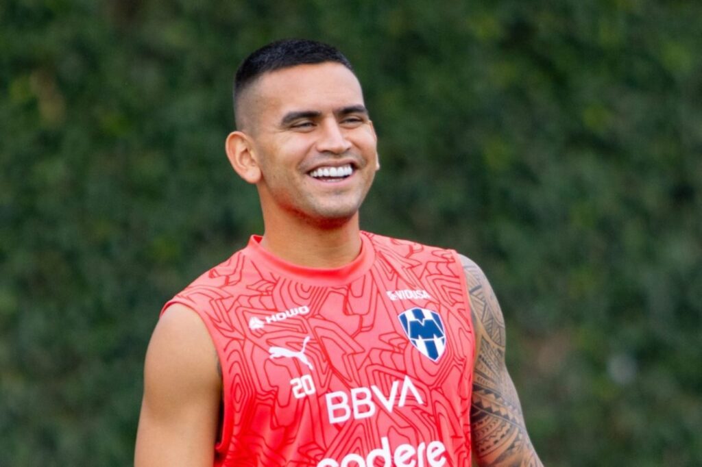 Sebastián Vegas con la camiseta de Monterrey.