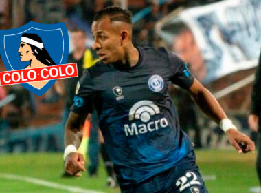 Sebastián Villa jugando por Independiente Rivadavia junto al escudo de Colo-Colo.