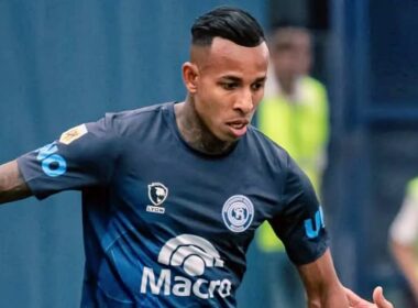 Sebastián Villa con la camiseta de Independiente Rivadavia.