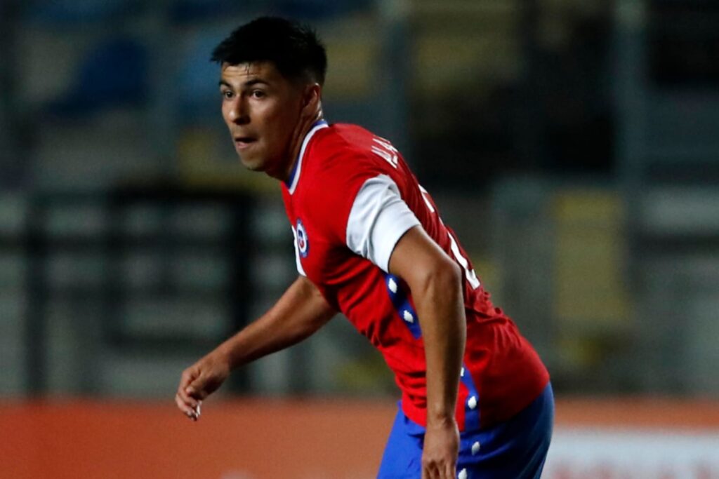 Tomás Alarcón con la camiseta de la Selección Chilena.