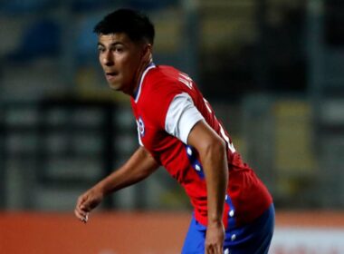 Tomás Alarcón con la camiseta de la Selección Chilena.