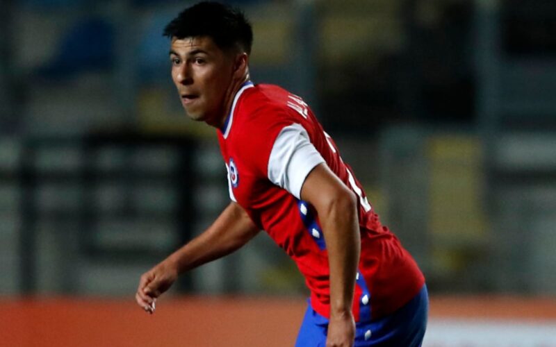 Tomás Alarcón con la camiseta de la Selección Chilena.