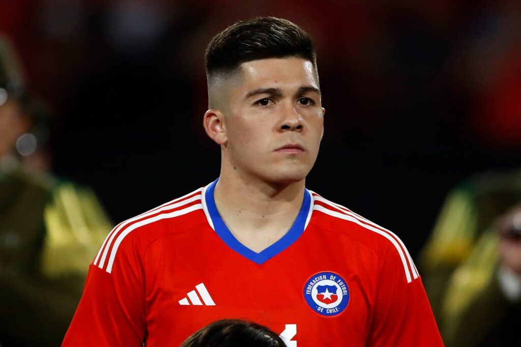 Víctor Felipe Méndez con la camiseta de la Selección Chilena.