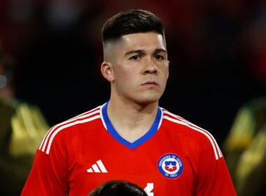 Víctor Felipe Méndez con la camiseta de la Selección Chilena.