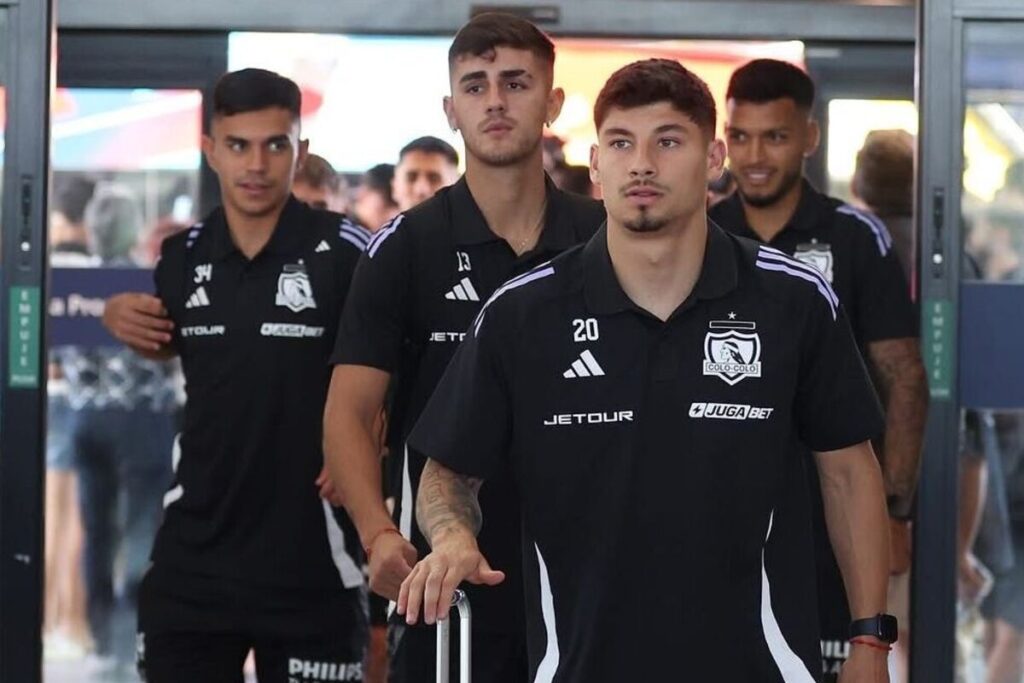 Jugadores de Colo-Colo ingresando al Aeropuerto de Santiago.