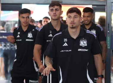 Jugadores de Colo-Colo ingresando al Aeropuerto de Santiago.