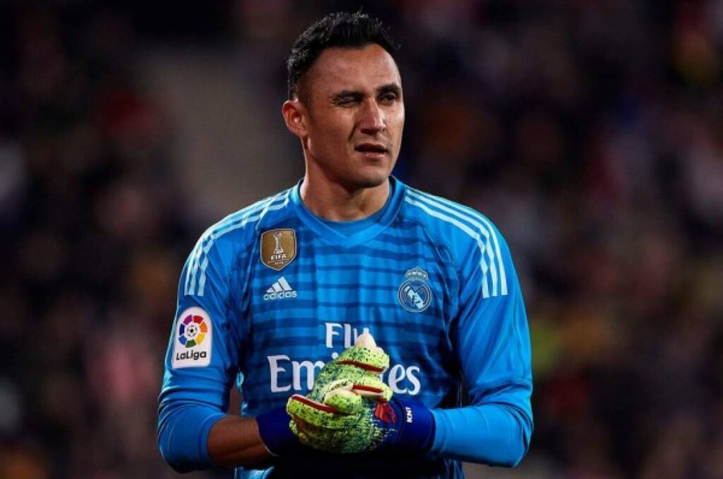 Keylor Navas con la camiseta del Real Madrid y un ojo cerrado.