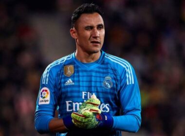 Keylor Navas con la camiseta del Real Madrid y un ojo cerrado.