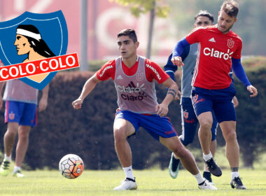 Nicolás Ramírez entrenando en Universidad de Chile junto al escudo de Colo-Colo.