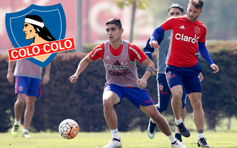 Nicolás Ramírez entrenando en Universidad de Chile junto al escudo de Colo-Colo.