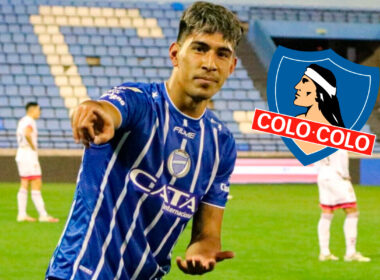 Primer plano de Salomón Rodríguez junto al escudo de Colo-Colo.