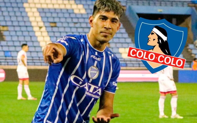 Primer plano de Salomón Rodríguez junto al escudo de Colo-Colo.