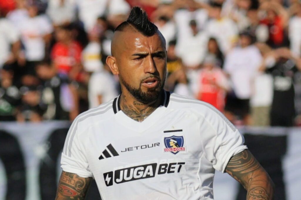 Arturo Vidal con la camiseta de Colo-Colo.