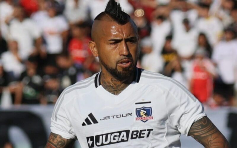 Arturo Vidal con la camiseta de Colo-Colo.