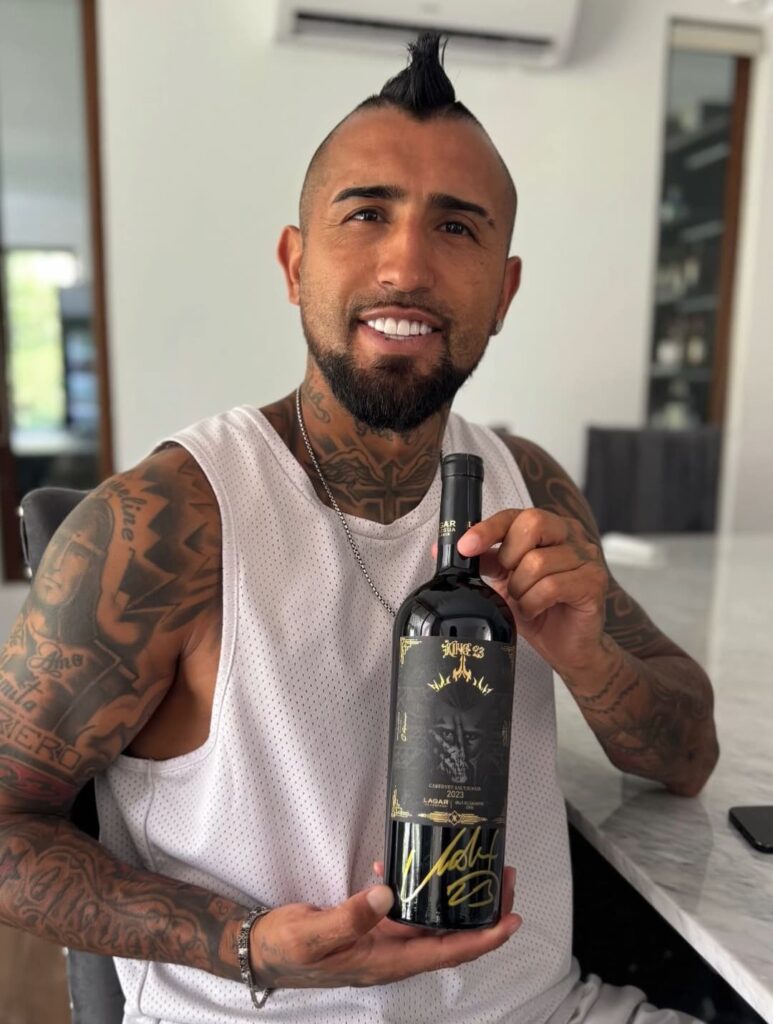 Arturo Vidal posando con su vino 'King 23'.