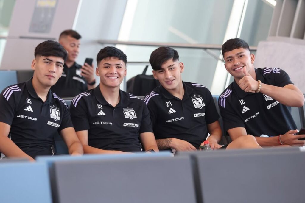 Benjamín Araya, Benjamín Morales, Francisco Marchant y Eduardo Villanueva con la camiseta de Colo-Colo en el aeropuerto de Santiago.