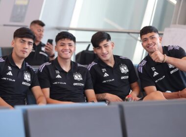 Benjamín Araya, Benjamín Morales, Francisco Marchant y Eduardo Villanueva con la camiseta de Colo-Colo en el aeropuerto de Santiago.