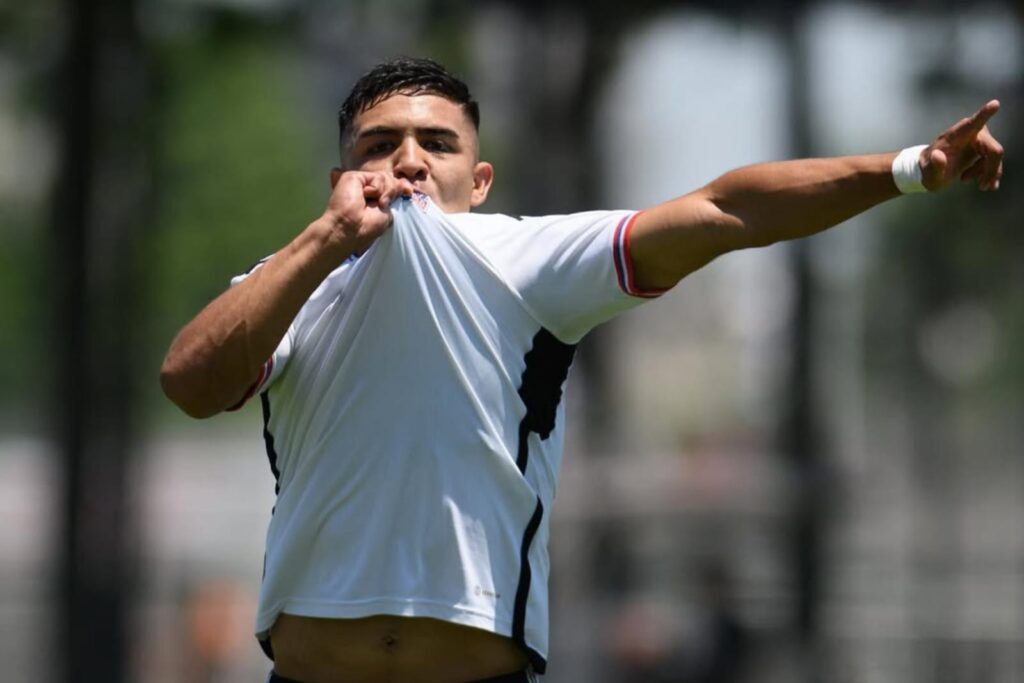 Benjamín Castro celebrando un gol con la camiseta de Colo-Colo.