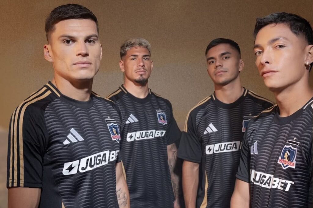 Lucas Cepeda, Alan Saldivia, Vicente Pizarro y Cristián Zavala con la camiseta negra de Colo-Colo.