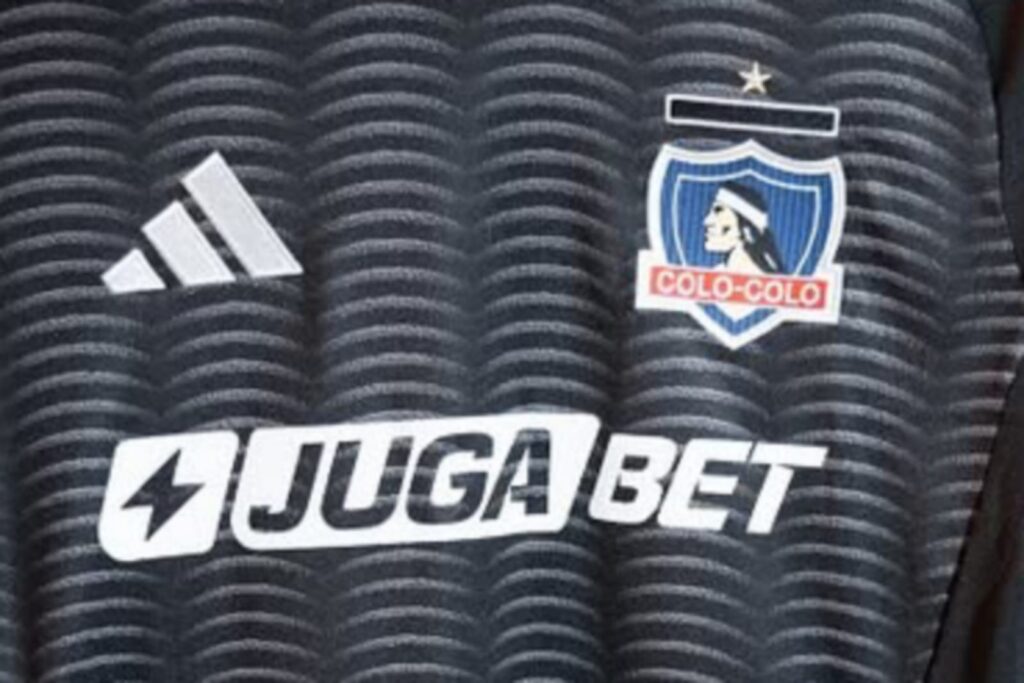 Camiseta negra de Colo-Colo para la temporada 2025.