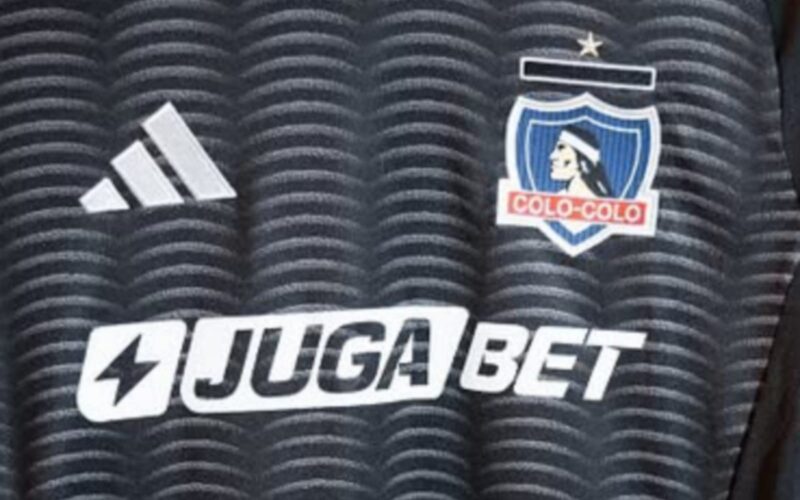 Camiseta negra de Colo-Colo para la temporada 2025.