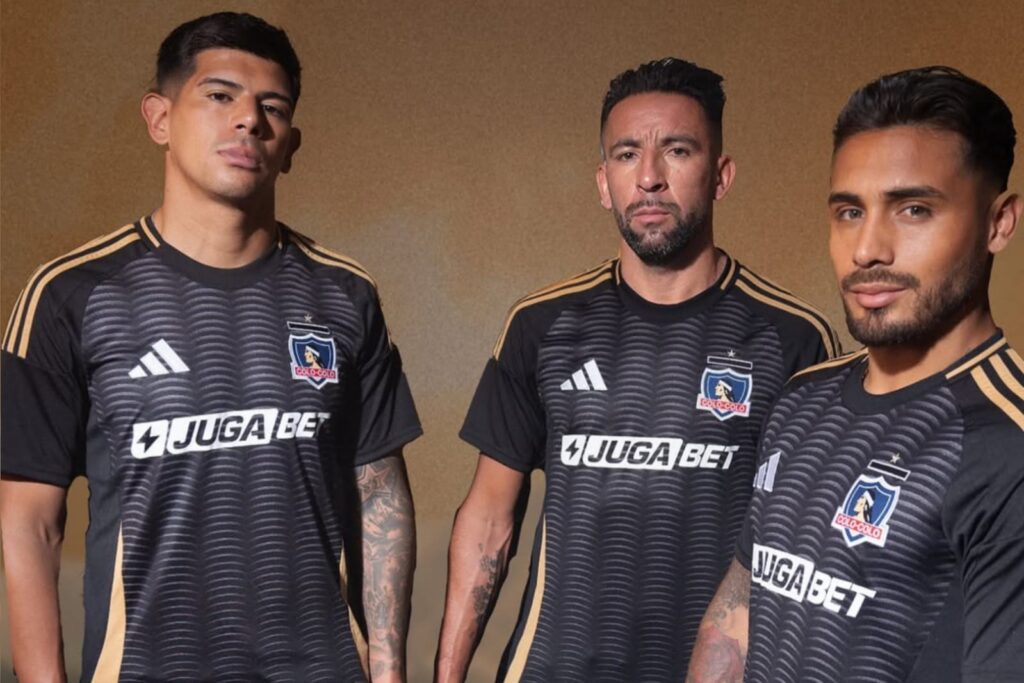 Esteban Pavez, Mauricio Isla y Marcos Bolados con la camiseta negra de Colo-Colo.