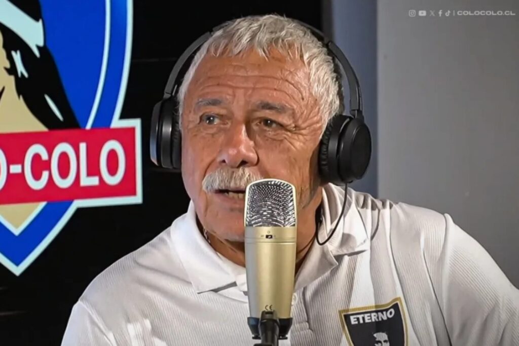 Carlos Caszely participando de un programa de entrevistas de Colo-Colo.