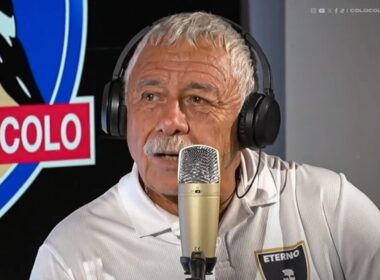 Carlos Caszely participando de un programa de entrevistas de Colo-Colo.