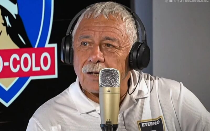 Carlos Caszely participando de un programa de entrevistas de Colo-Colo.