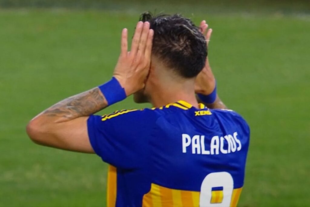 Carlos Palacios celebrando un gol con la camiseta de Boca Juniors