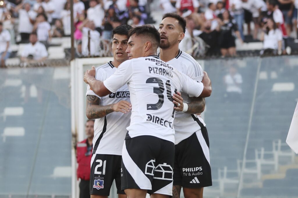 Erick Wiemberg, Vicente Pizarro y Javier Correa celebrando un gol con Colo-Colo.