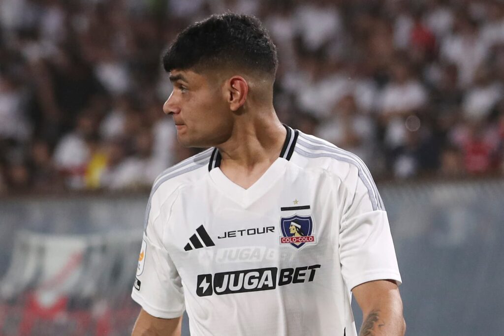 Claudio Aquino con la camiseta de Colo-Colo tras su expulsión frente a Unión San Felipe.