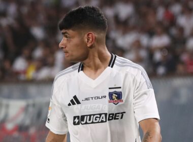 Claudio Aquino con la camiseta de Colo-Colo tras su expulsión frente a Unión San Felipe.