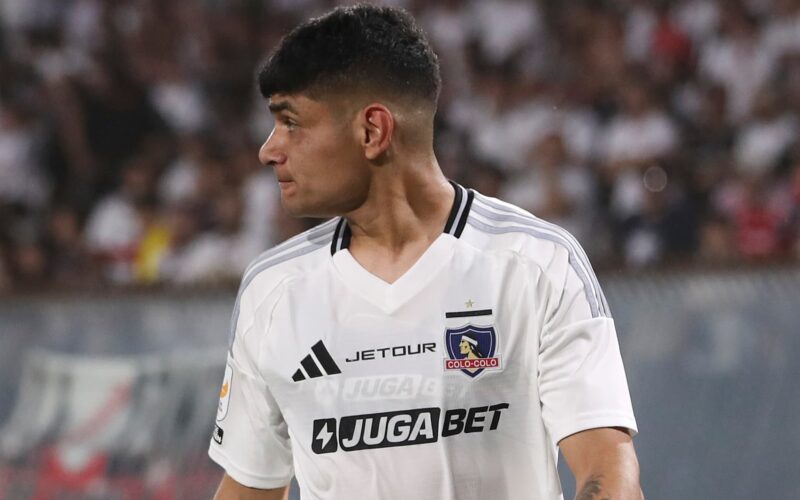 Claudio Aquino con la camiseta de Colo-Colo tras su expulsión frente a Unión San Felipe.