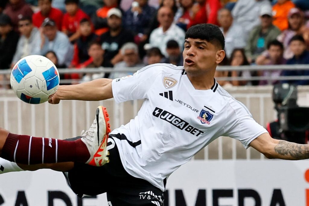 Claudio Aquino con la camiseta de Colo-Colo.