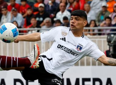 Claudio Aquino con la camiseta de Colo-Colo.