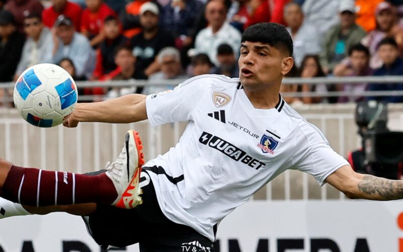 Claudio Aquino con la camiseta de Colo-Colo.